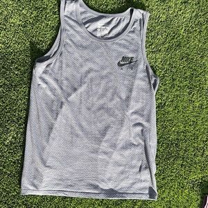 The Nike Tee - Mens workout top